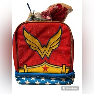 Lunchbox: insulated Wonderwoman lunchbox with cape